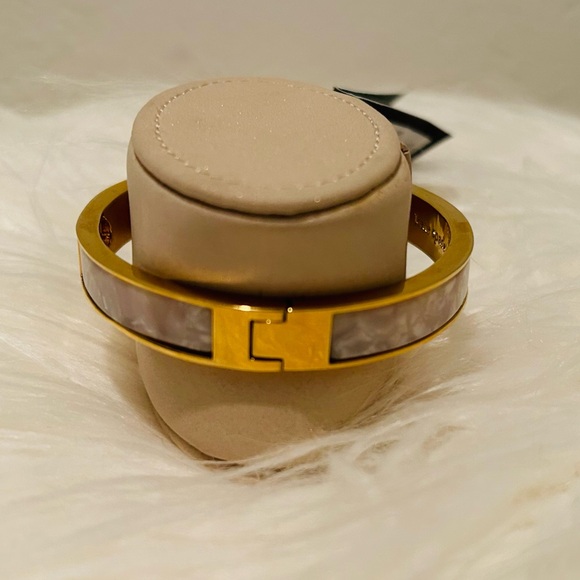 Kate Spade Gold and Stone Hole Spade Bangle Hinge Bracelet NWT - Picture 2 of 3